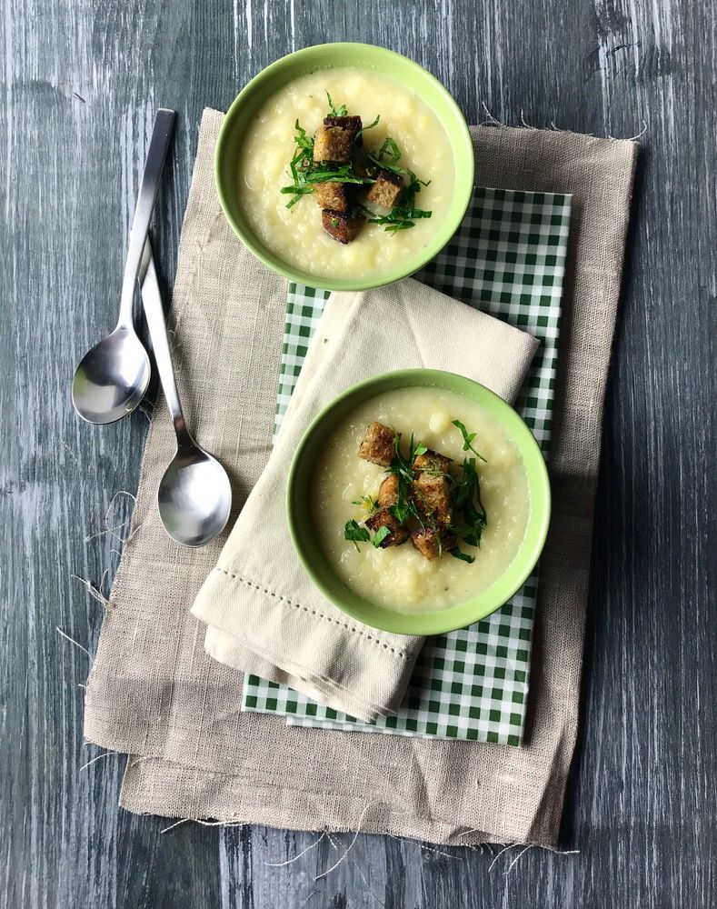 Rezeptbild: Pastinaken-Apfel-Suppe mit Zitronen-Kräuter-Croûtons