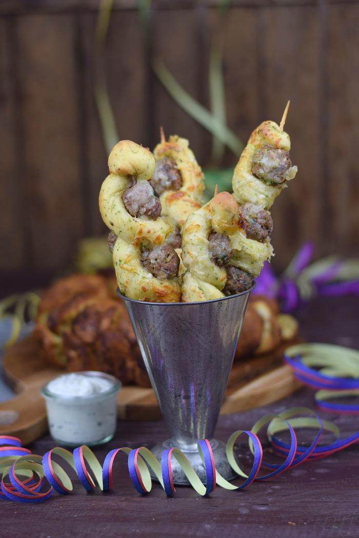 Rezeptbild: Silvester Fingerfood: Meatball Kräuterbrot Käse Spieße