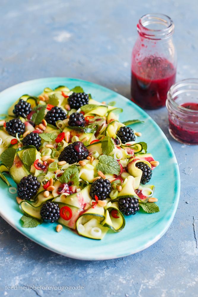 Rezeptbild: Roher Zucchini-Brombeer-Salat mit Blaubeer-Dressing