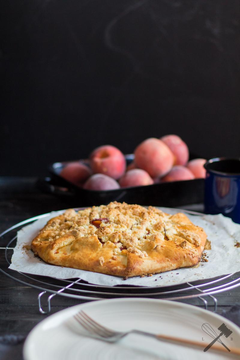 Rezeptbild: Pfirsich Galette mit Mandelstreuseln
