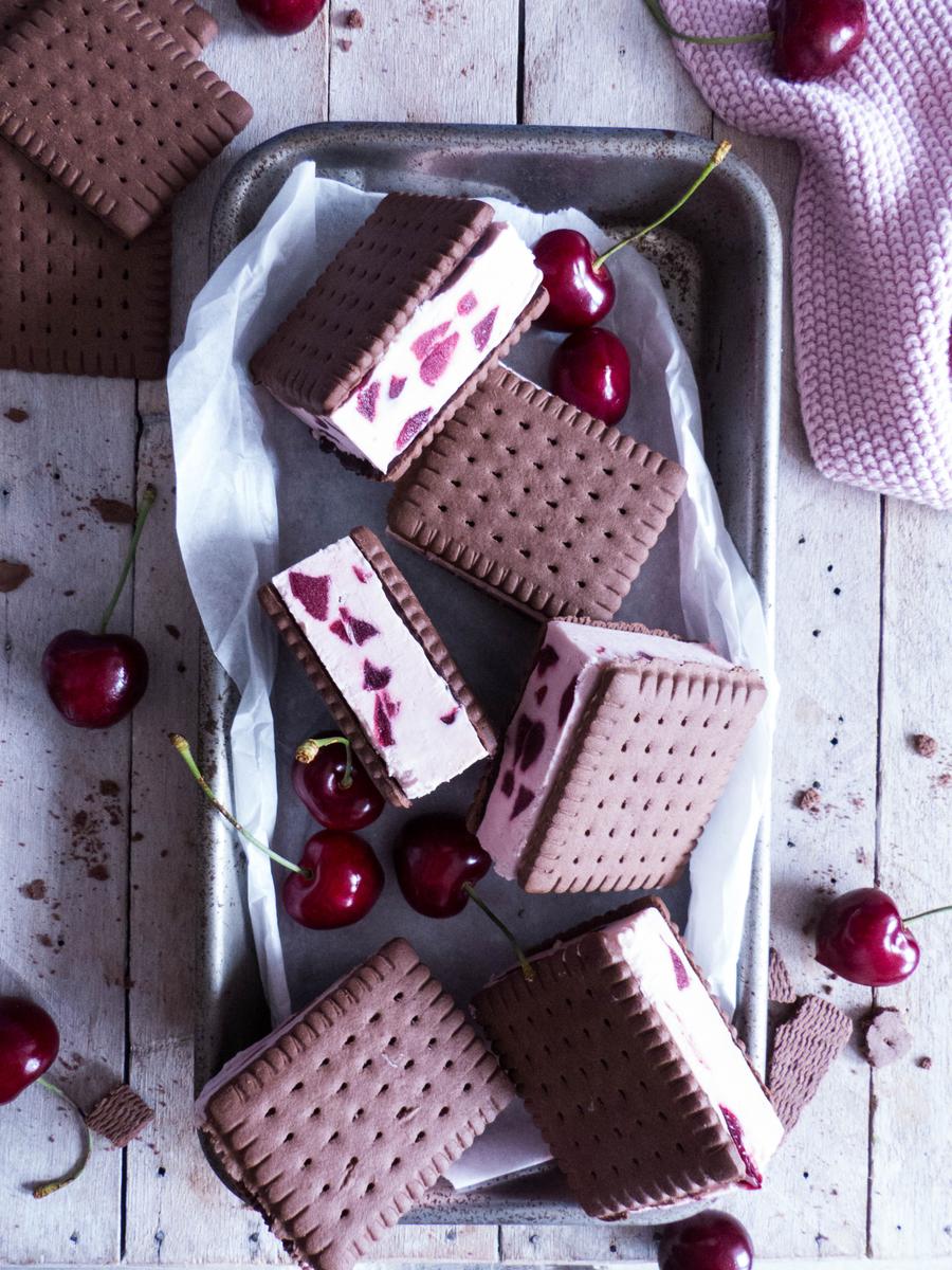 Rezeptbild: Kirsch Cookie Eissanwiches