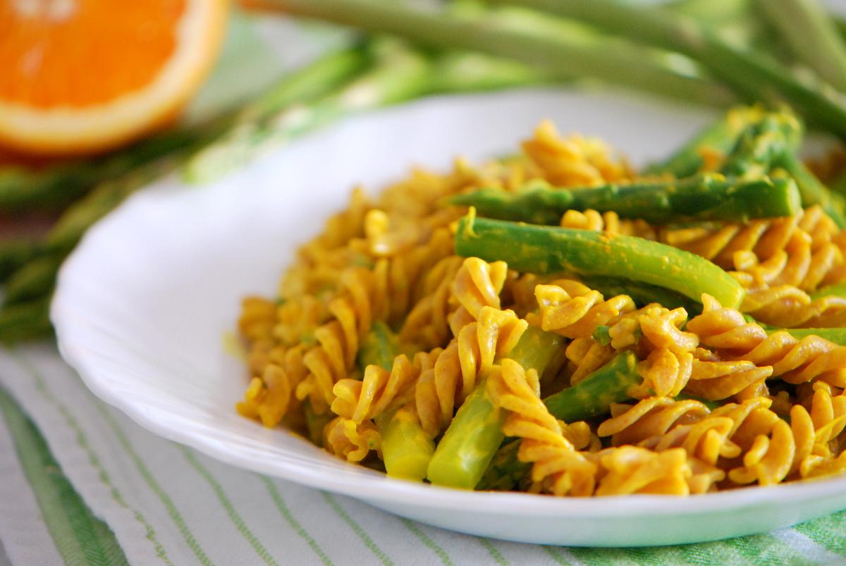 Rezeptbild: Spargel-Pasta-Pfanne mit cremiger Orangen-Sauce