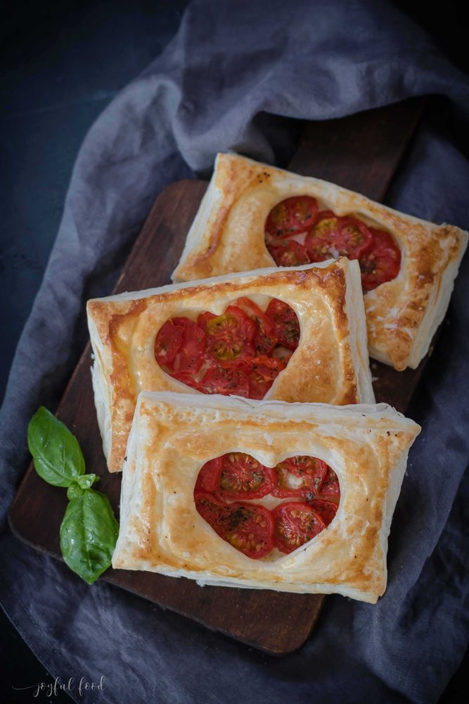 Rezeptbild: Tomate Mozzarella Blätterteigtaschen mit Herz