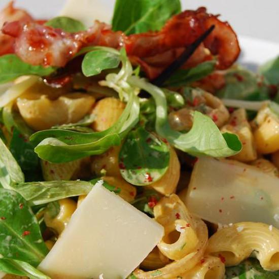 Rezeptbild: Vanille-Nudeln mit cremiger Kräutersoße und Feldsalat