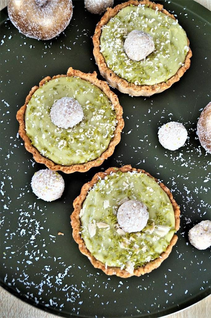 Rezeptbild: Vanillekipferl-Tartelettes mit einem Weißen-Schokolade-Grüntee-Mousse und Kokoskugerln
