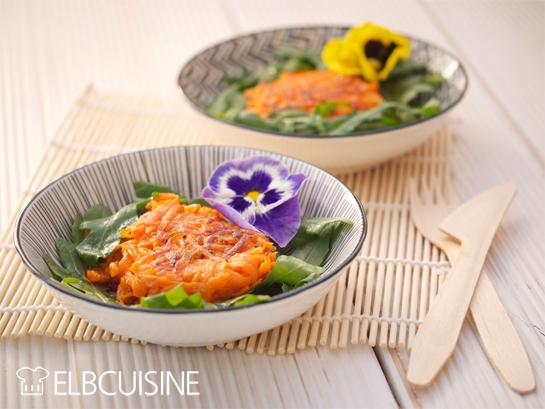 Rezeptbild: Mit Süßkartoffel-Küchlein auf Rucola ins neue Jahr und in der neuen “LECKER”