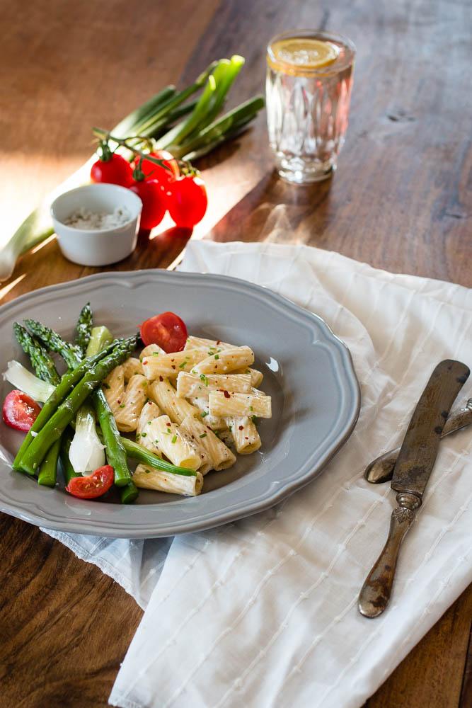 Rezeptbild: Sommerliche Pasta mit Spargel und Ziegenkäse