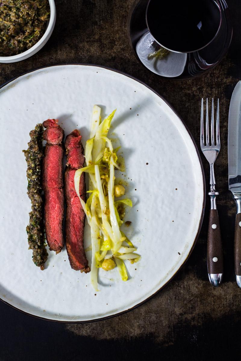 Rezeptbild: Côte de Boeuf mit Oliventapenade und Chicorée-Salat