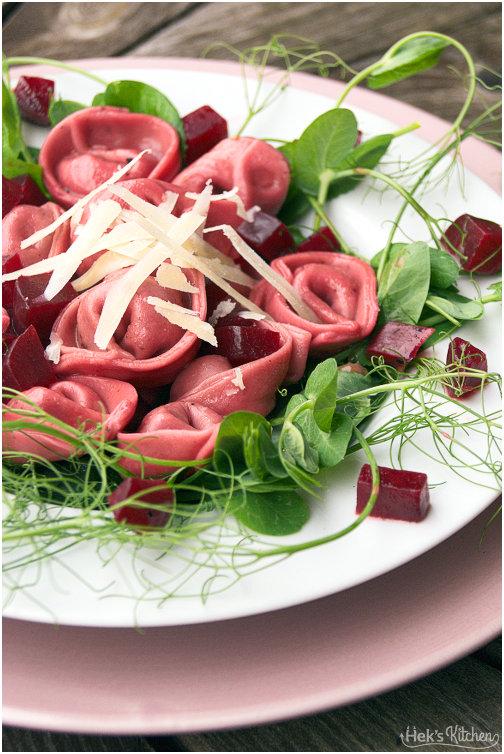 Rezeptbild: Rote Bete Tortellini mit Erbsenfüllung