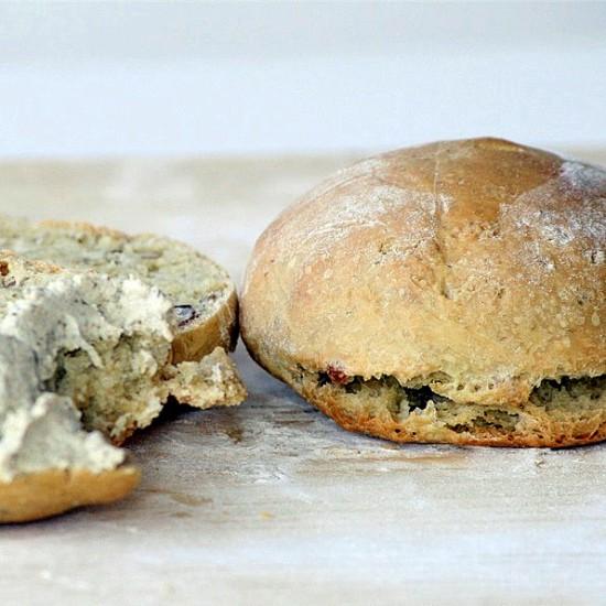 Rezeptbild: Pestobrot mit Nüssen