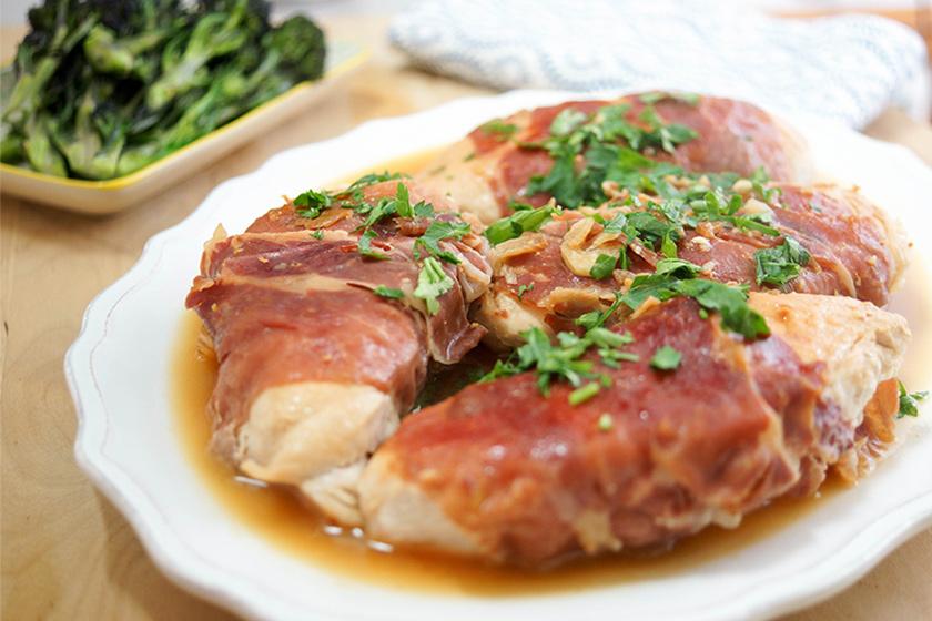 Rezeptbild: Hühnerbrust in Parmaschinken eingepackt mit Zitrone und Salbei