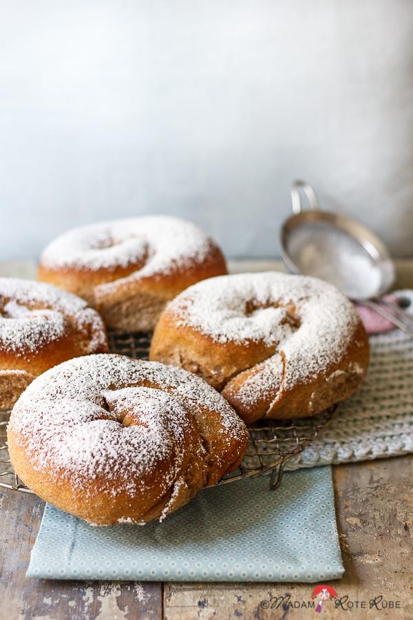 Rezeptbild: Hefeschnecken nach Art der Ensaïmada de Mallorca mit Vanille-Honig-Creme-Füllung