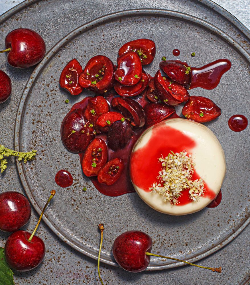 Rezeptbild: Mädesüß-Panna cotta mit Kirschsalat