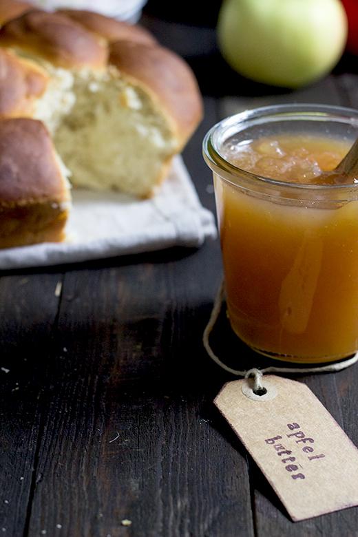 Rezeptbild: Apfelbutter. Und ein Grundrezept für süße Buchteln.