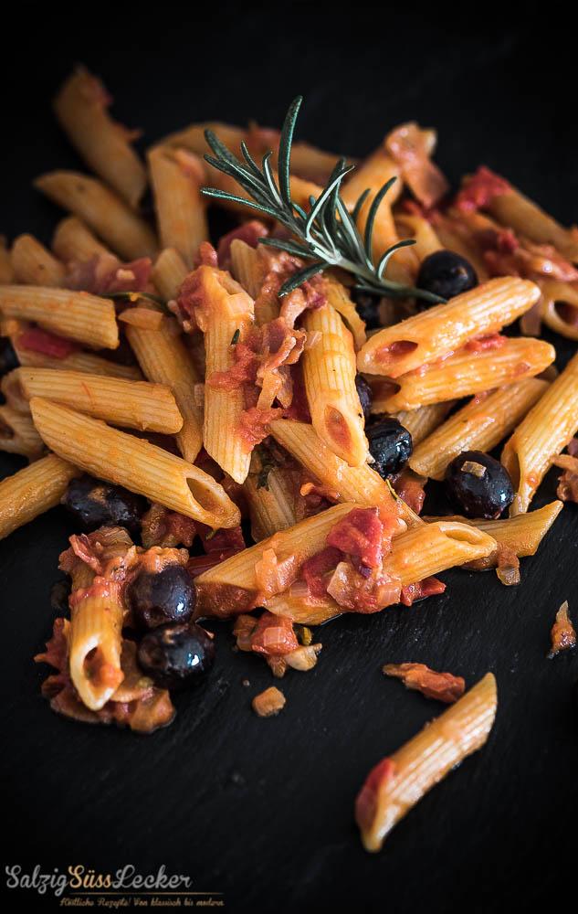 Rezeptbild: Penne mit scharfer Tomatensauce