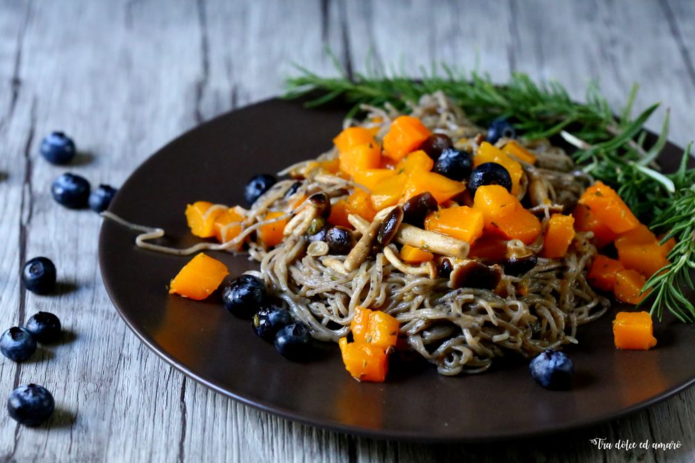 Rezeptbild: Tagliolini ai mirtilli con zucca e pioppini