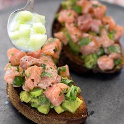 Rezeptbild: Crostini mit Lachstartar, Avocado und Gin