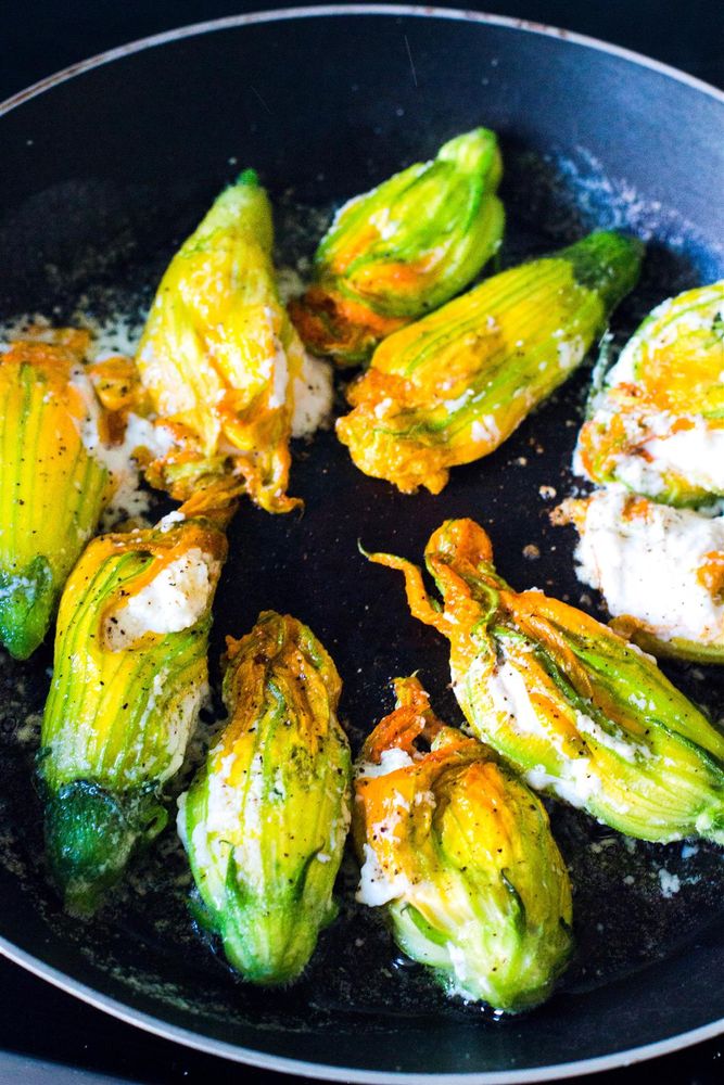 Rezeptbild: GEFÜLLTE ZUCCHINIBLÜTEN MIT RICOTTA