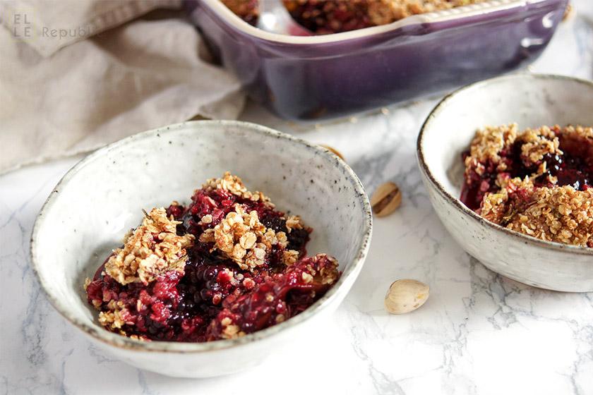 Rezeptbild: Brombeer Crumble mit Feige und Pistazien (V + Gf)