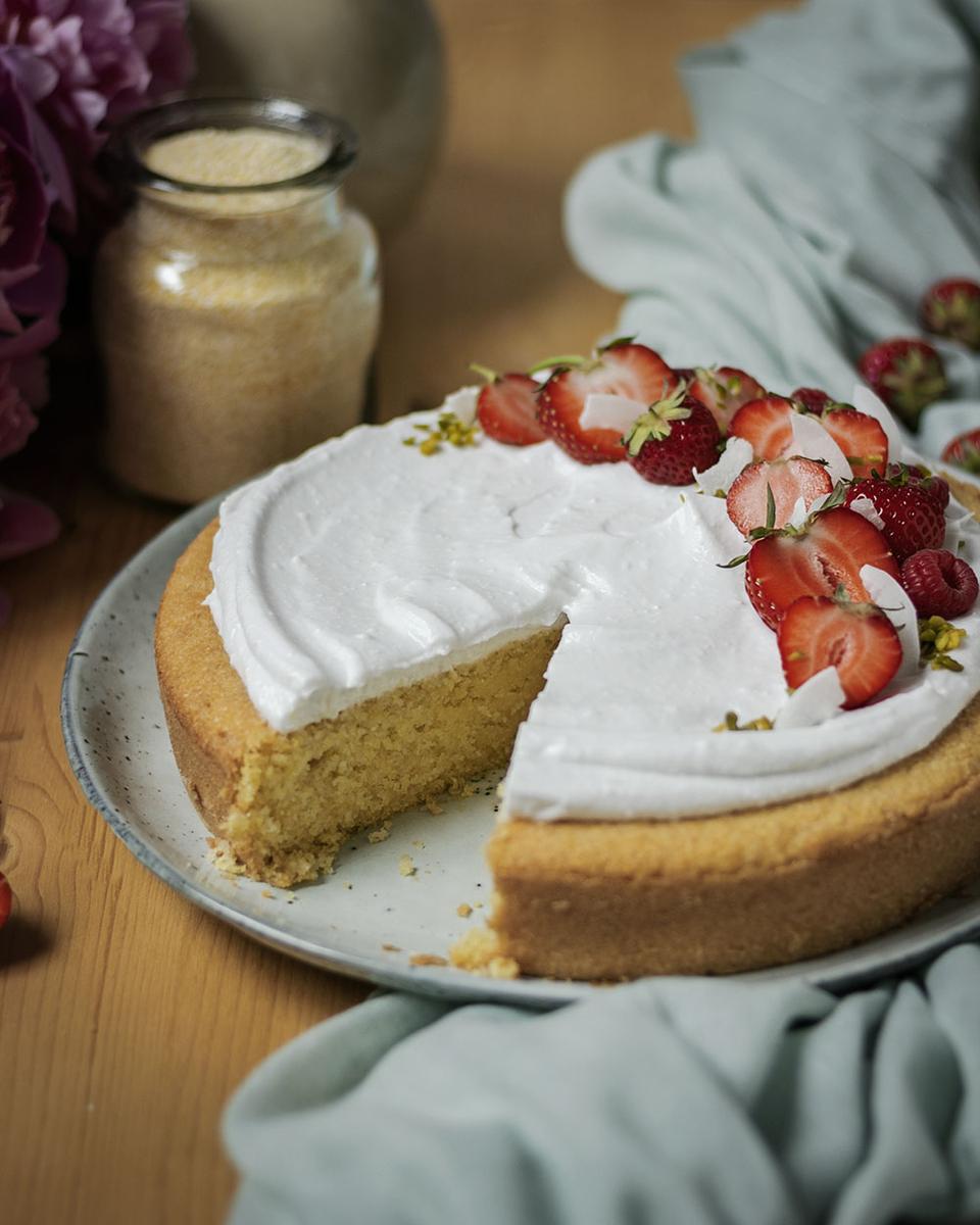 Rezeptbild: Saftiger Polentakuchen mit Kokossahne & Beeren | Ein veganer Kuchen für heiße Sommertage
