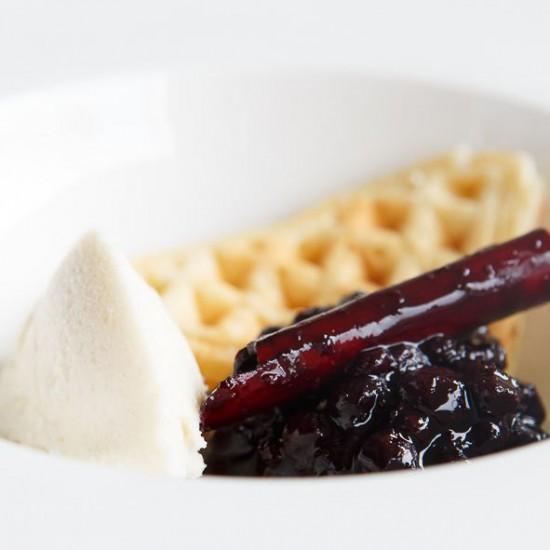 Rezeptbild: Waffeln mit Heidelbeer-Ragout...
