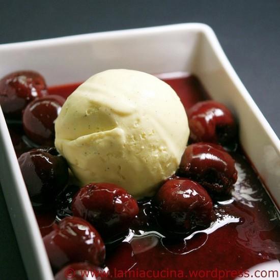 Rezeptbild: Vanilleeis mit Balsamicokirschen