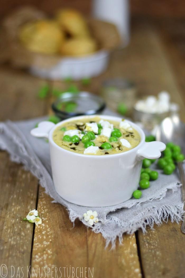 Rezeptbild: Erbsensuppe mit Feta und Zwiebel-Dinkel-Brötchen