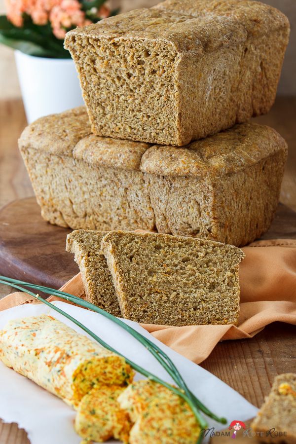 Rezeptbild: Möhren-Dinkel-Toastbrot mit Möhren-Schnittlauchbutter