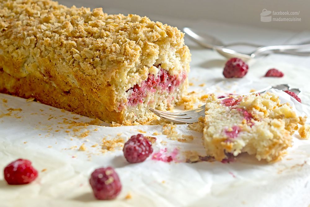 Rezeptbild: Knuspriger Haferflockenkuchen mit Himbeeren