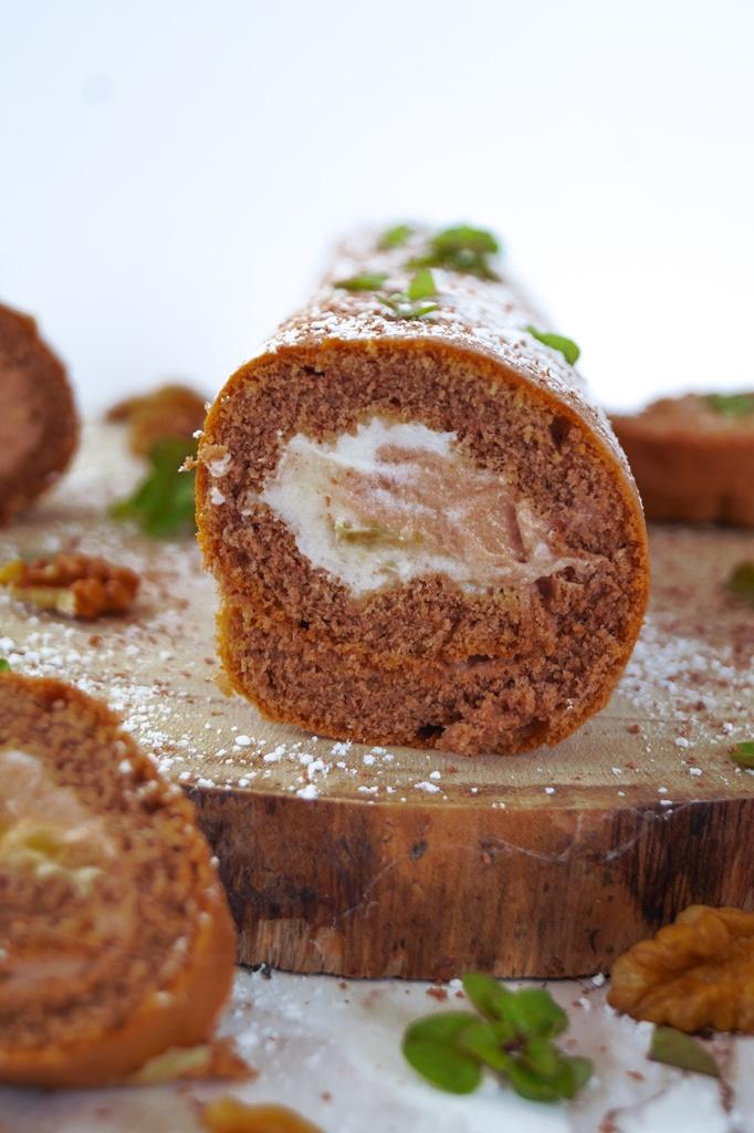 Rezeptbild: Biskuitrolle mit Mandarinen und Schokoladenfüllung