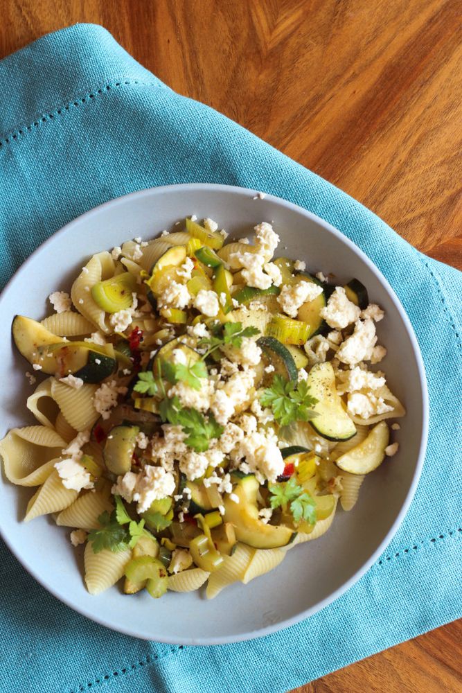 Rezeptbild: Pasta mit Zucchini, Staudensellerie und Feta