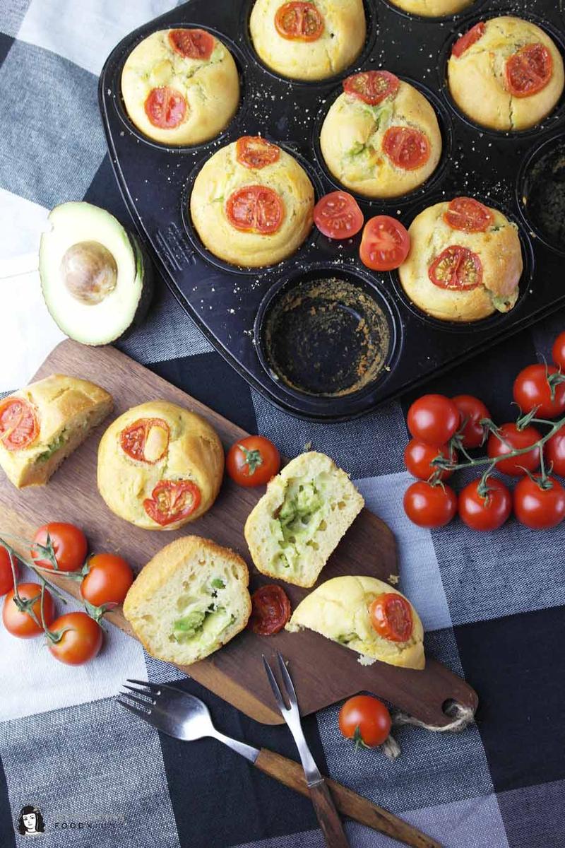 Rezeptbild: Muffins mit Avocado-Käse-Füllung
