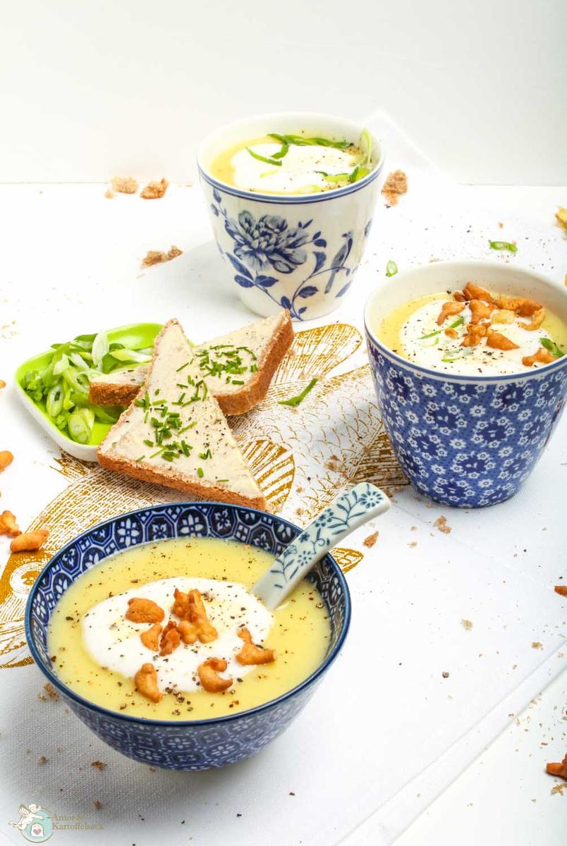 Rezeptbild: samtige Kartoffelcremesuppe mit selbstgemachten Backerbsen