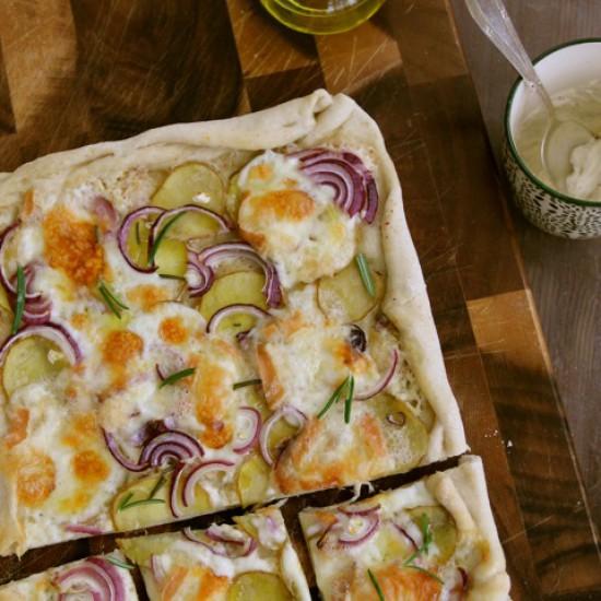 Rezeptbild: Pizza mit goldgelber Linda und Taleggio