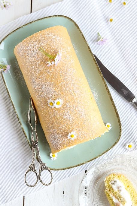 Rezeptbild: Biskuitrolle mit Rhabarber