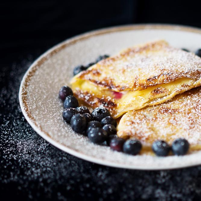 Rezeptbild: Karamellisierte Pfannkuchen mit Heidelbeer-Quark-Füllung