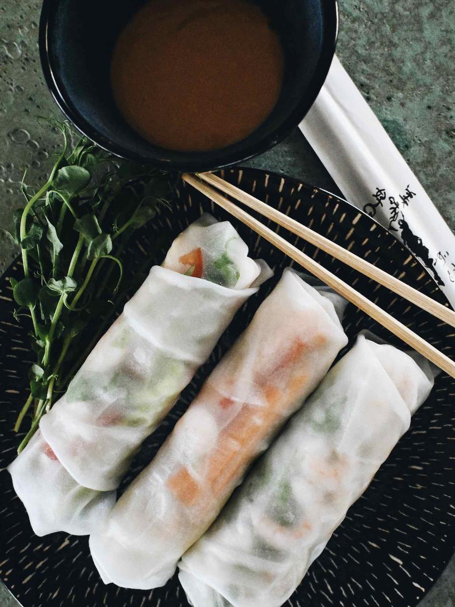 Rezeptbild: VIETNAMESISCHE SOMMERROLLEN MIT ERDNUSSSAUCE & ORIGINAL NUOC CHAM FISCHSAUCE ZUM DIPPEN