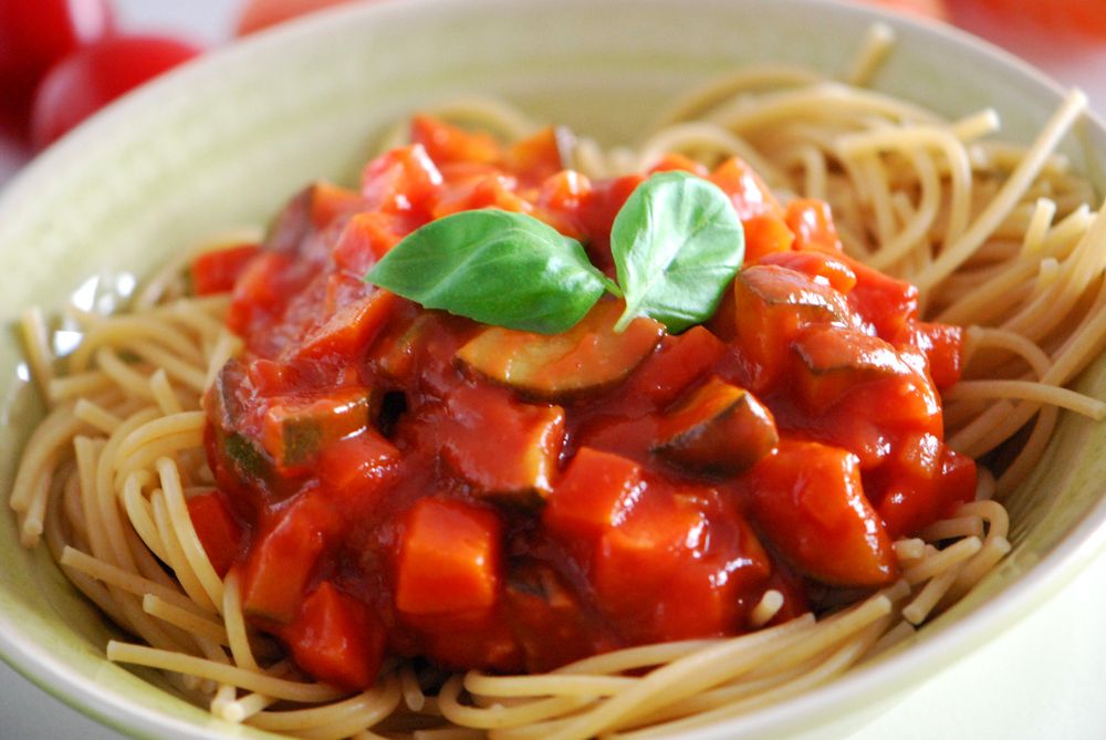 Rezeptbild: Vollkorn-Spaghetti mit Zucchini-Möhren-Bolognese (vegetarisch)