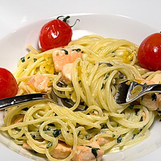 Rezeptbild: Bärlauch-Sahne-Spaghetti mit Lachswürfeln