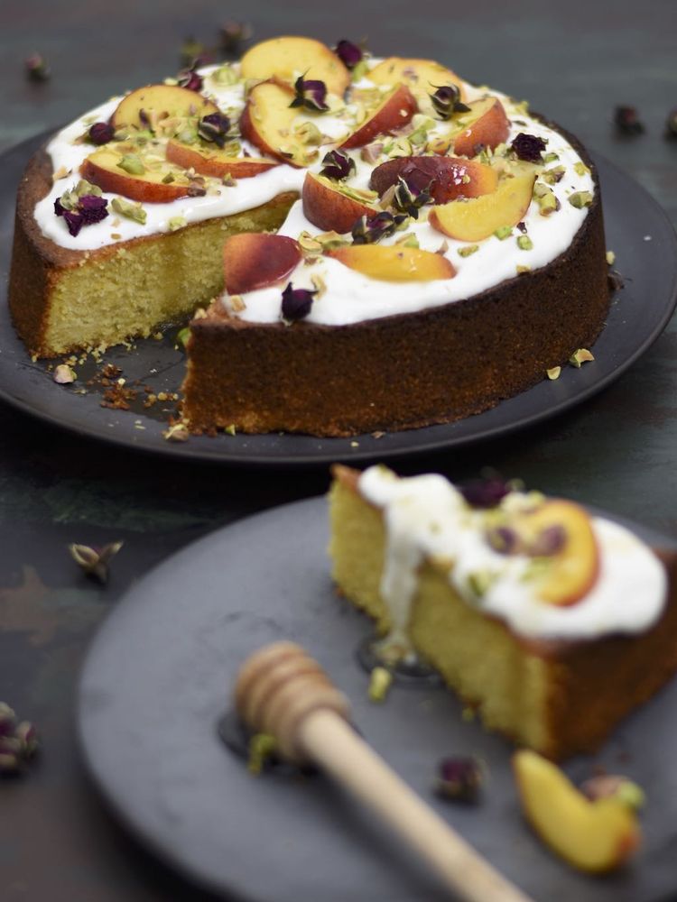 Rezeptbild: PFIRSICHKUCHEN MIT POLENTA & PISTAZIEN