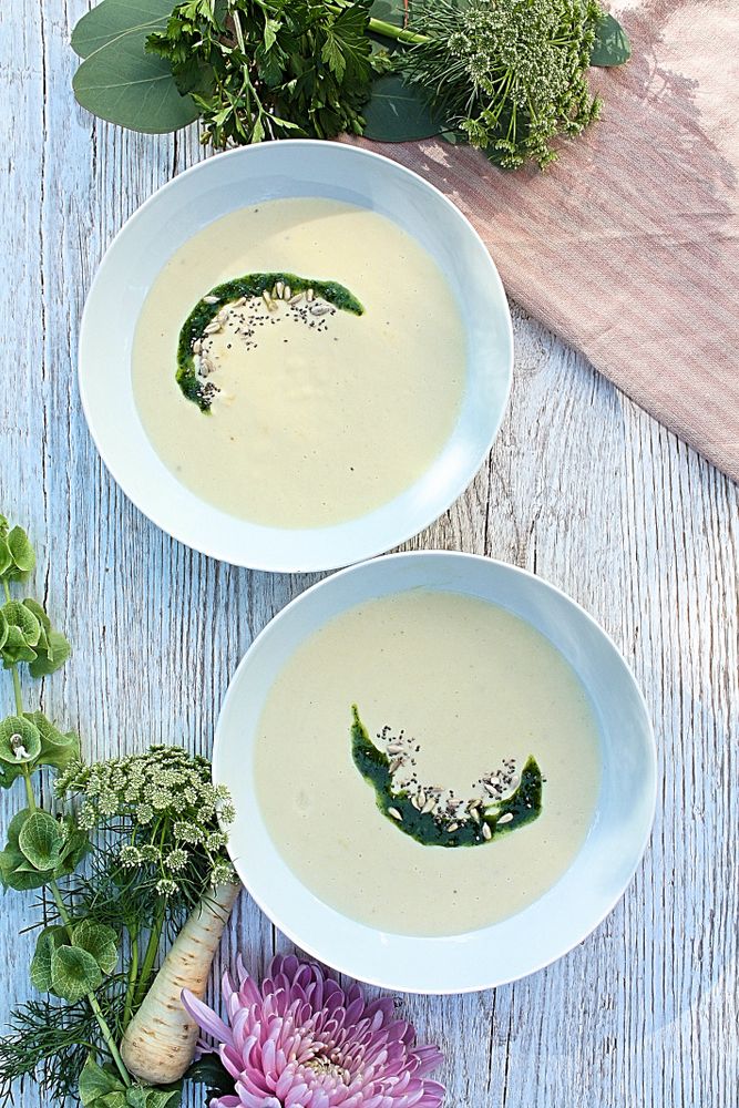 Rezeptbild: Petersilienwurzelsuppe mit Petersilienöl