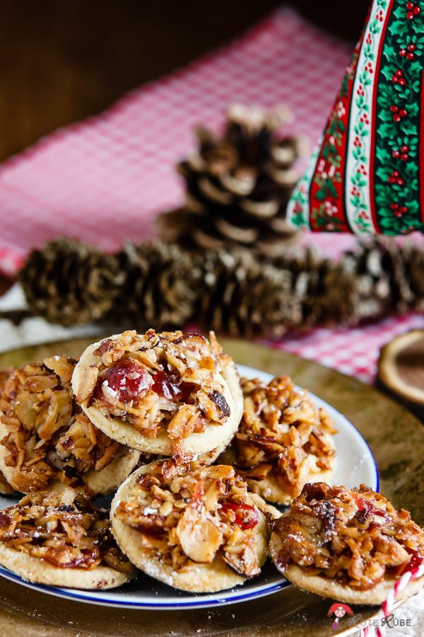 Rezeptbild: Nussige Florentiner Plätzchen mit Schokoladenfüßchen