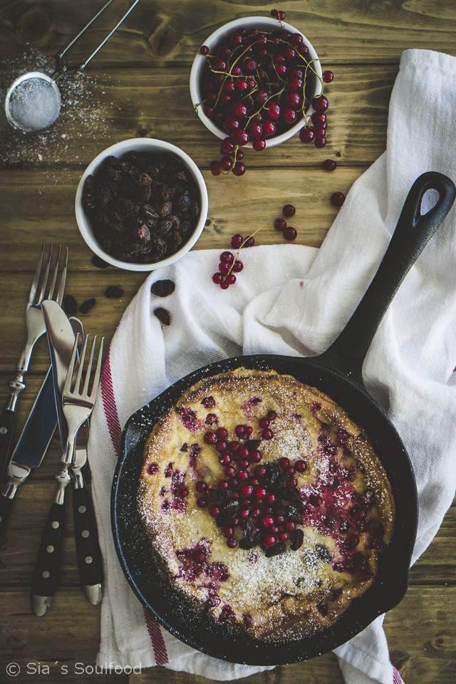 Rezeptbild: Dutch Baby mit Johannisbeeren und Rosinen