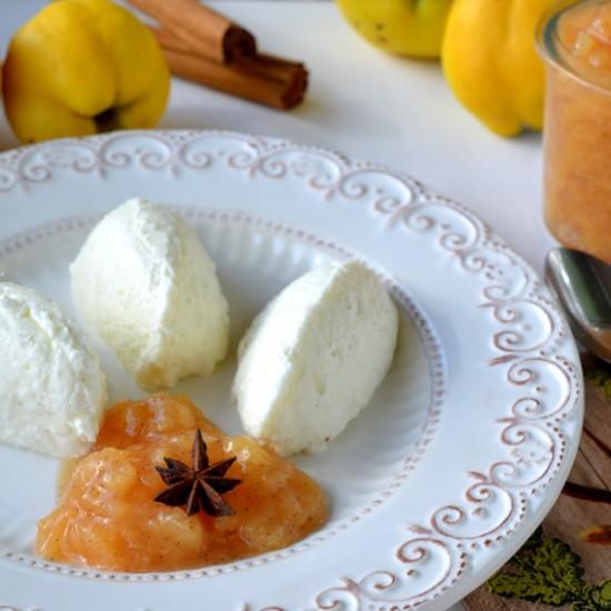 Rezeptbild: Buttermilch-Vanille-Mousse mit Quitten-Gewürz-Kompott