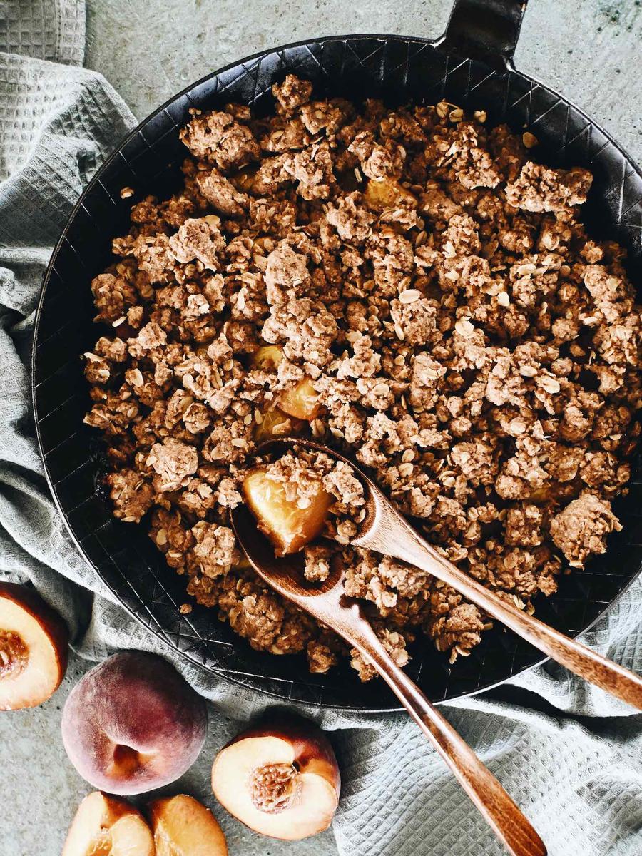 Rezeptbild: SOMMERLICHES PFIRSICH-CRUMBLE MIT HAFERFLOCKEN
