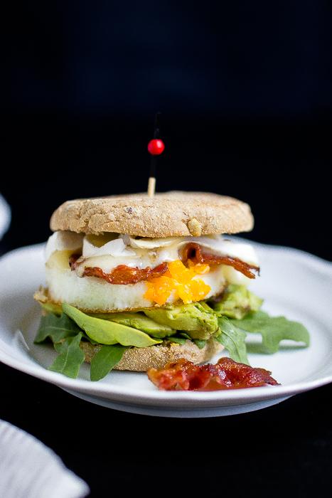Rezeptbild: Herzhafter Frühstücksburger mit Speck und Camembert
