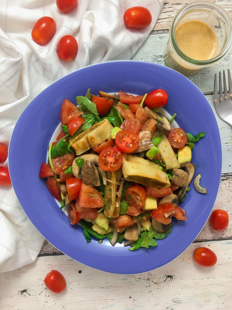 Rezeptbild: Tomatensalat mit gebratenen Maultaschen und Tomatendressing