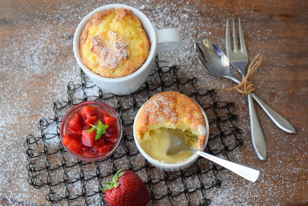 Rezeptbild: Kartoffelsoufflé mit marinierten Erdbeeren & Tonkabohneneis