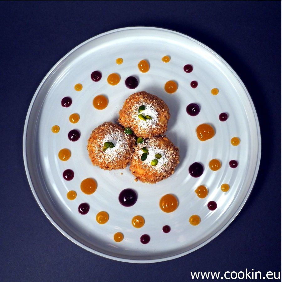 Rezeptbild: Topfenknödel mit Brioche, Kirschgel und Passionsfruchtgel