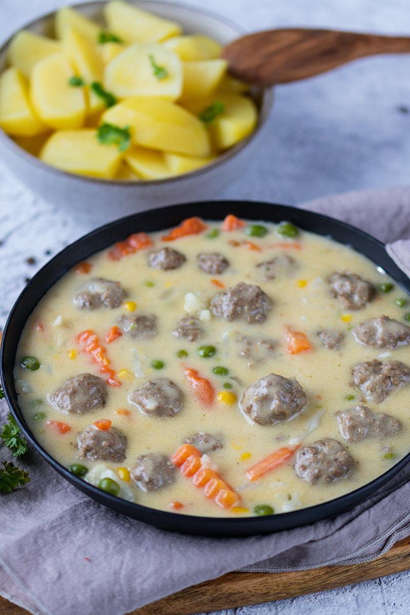 Rezeptbild: Königsberger Klopse mit Gemüse und Kartoffeln
